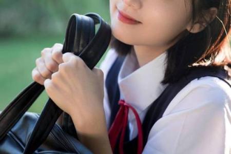 优雅与力量的象征：美女与马的心灵共鸣