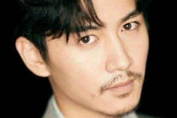 八字胡修剪秘籍，男人必学的时尚秘诀