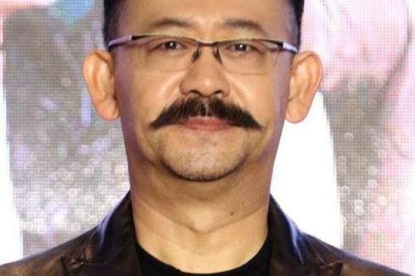 八字胡修剪秘籍，男人必学的时尚秘诀