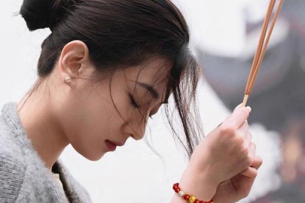 本命年龙女适合佩戴哪些饰品 本命年龙女适合佩戴哪些饰品